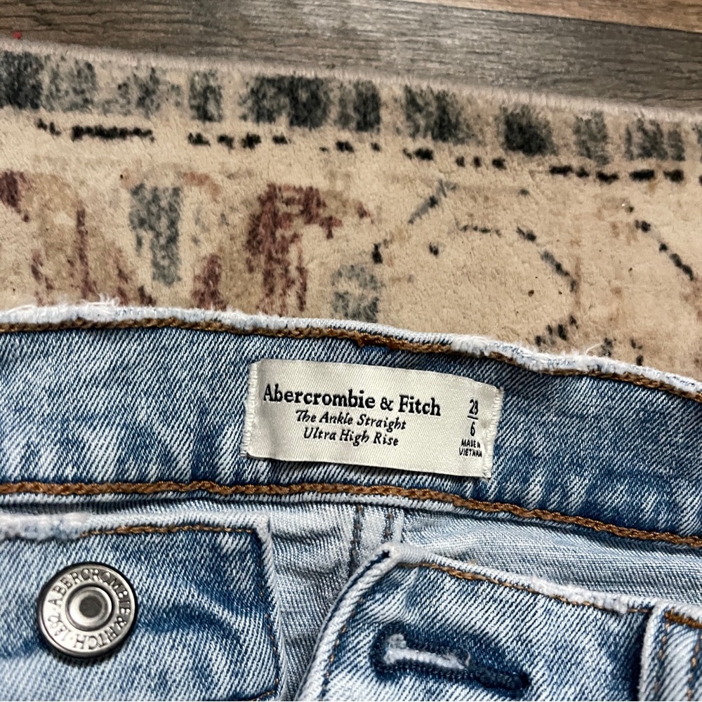 Abercrombie Ultra High Rise Ankle Straight Jean (28R/6) - Picture 4 of 6